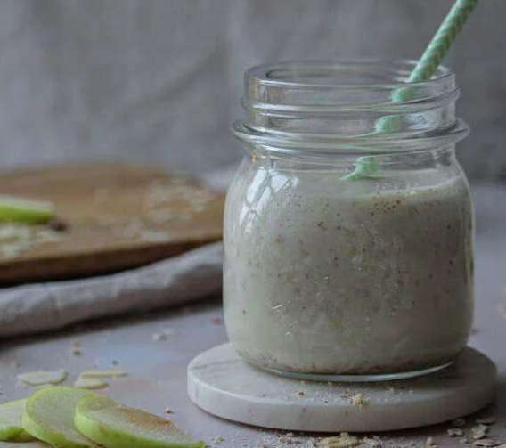 Apple-smoothie with goat milk